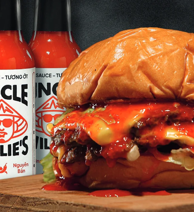 Burger rưới tương ớt Uncle Willie’s